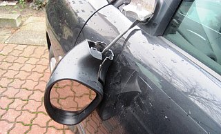 Unbekannte haben Außenspiegel an mehreren Fahrzeugen abgebrochen bzw. abgetreten. - Symbolfoto: Polizei