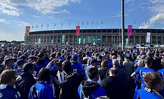 Vor dem Südtor des Berliner Olympiastadions drängten sich auch kurz vor Anpfiff noch die Arminia-Fans. - Privat