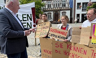Im Gespräch: Bürgermeister Daniel Hartmann unterhält sich mit den Studierenden an der Dechanei über den Stand der Dinge in Sachen Lehr-Aus. - Ralf T. Mischer