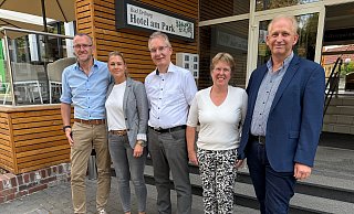 Zur offiziellen Übergabe kamen Christian Holdgrewe (v.l.) Melanie Wiedemeier, Hotelmanager Matthias Heermann, Sabine und Joachim Avenarius. - Ralf T. Mischer