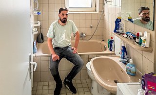 LEG-Mieter Ali Kanaan im Badezimmer seiner Erdgeschosswohnung. Vor wenigen Tagen stand hier noch alles unter Wasser. - Raphael Bartling
