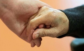 Die Täterin tischte dem Opfer rührselige Geschichten auf - und kassierte dann eiskalt ab. - Symbolbild: AFP