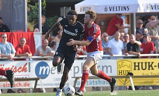 Trifft beim klaren Sieg des SC Verl in der ersten Runde des Krombacher-Westfalenpokals: Chilohem Onuoha (l.), hier gegen Lipperreihes Kapitän Rouven Schulz. - Jens Dünhölter