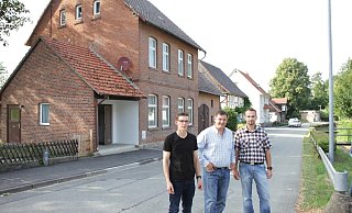 Vorstandsteam: Kassierer Moritz Pfannkuche (v. l.), stellvertretender Vorsitzender Dietmar Beyhl und Vorsitzender André Flore vor der ehemaligen Schule im Dorf. - Dieter Scholz