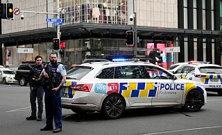 Bewaffnete neuseeländische Polizisten stehen an einer Straßensperre, nachdem in Auckland Schüsse gefallen waren. - Abbie Parr/AP