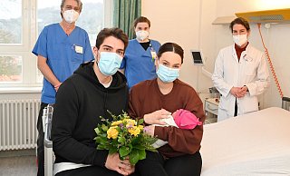 Mutter Sabina und Stefan Ortega Moreno mit ihrer keinen Alba Lucía. - Evangelisches Klinikum Bethel gG