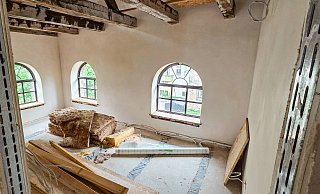 Ganz oben in dem markanten Gebäude „An der Bowerre“ werden zwei Kinderzimmer eingerichtet. Hier ist allerdings noch einiges zu tun. - Kathrin Weege