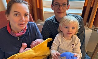 Überraschung an Neujahr: Die Gütersloherin Adriana Köhn mit Baby Felix, Ehemann Dennis Köhn und Tochter Lucia. - Klinikum Gütersloh