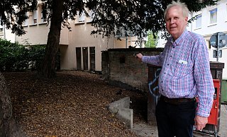 Jürgen Pöppel, der am Westerntor wohnt, zeigt auf eines der besonders beliebten "Stillen Örtchen" in unmittelbarer Nachbarschaft des Spielplatzes neben der Gaststätte Kump. - Hans-Hermann Igges