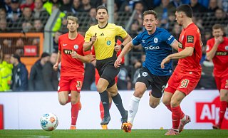 Arminia Bielefelds Marius Wörl (M.) tut sich bislang noch schwer, in der 2. Bundesliga Fuß zu fassen. - Sarah Jonek