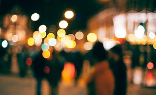 Die Gruppe junger Männer soll aggressiv gröhlend unterwegs gewesen sein. - Pixabay