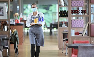 Miriam Koch ist Servicekraft im Leander im Kaiserpalais und mag ihren Job. - Nicole Sielermann