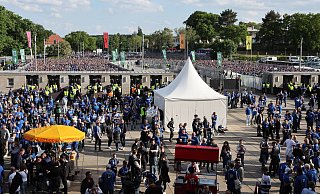 Das inzwischen berüchtigte Südtor des Berliner Olympiastadions am Tag des DFB-Pokalfinales. Bielefelder Fans standen kurz vor Anpfiff der Partie noch davor. - IMAGO/Pressefoto Baumann