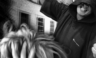 Der Mann soll einen Armbruch bei der Attacke erlitten haben. - Symbolfoto: Andreas Frücht