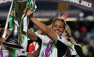 Einer ihrer größten Momente: Lena Goeßling mit dem Champions-League-Pokal, den sie vor gut acht Jahren mit Wolfsburg gewonnen hat. - imago/Contrast