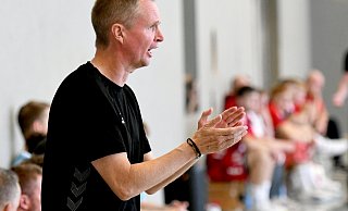 Voll in seinem Element: André Fuhr applaudiert seinen Spielern beim Test in Nordhemmern. - Jürgen Krüger