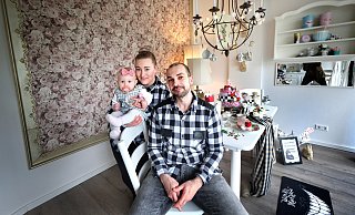 Julia Laukstins (29) und Marcel Maurer (38) haben einen extra Showroom eingerichtet, in dem Gäste Fotos machen können. Tochter Lilly darf als Erste posen. Foto: Andreas Frücht - Andreas Frücht