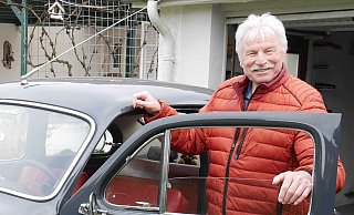 Trotz einiger gesundheitlicher Einschränkungen ist der heute 77-jährige Achim Henser eine absolute Frohnatur. Insbesondere wenn er wie hier in seinen 17 Jahre jüngeren Volvo PV 544 steigt und an einer der zahlriechen Oldtimer-Veranstaltungen in der Region teilnimmt. - Jörg Militzer