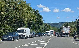 Nach dem Unfall auf der A2 staute es sich auch auf der B482 in Porta Westfalica. MT-Foto: - Janina Schrader