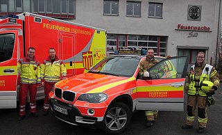 Richard Wirth (v. l.) und Timo Klostermann stehen mit ihrem Rettungswagen ebenso bereit wie Markus Stecker, Koordinator für die Praxisanleitung im Rettungsdienst, und Anne-Maria Wegner, Sachgebietsleiterin für Gefahrenprävention und Einsatzleiterin bei der Paderborner Feuerwehr. - Uwe Müller