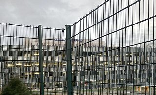 Der Zaun des Außenbereichs der Abteilung 5 der Psychiatrischen Klinik sollte längst erhöht werden. Für Herbst ist das nun zugesagt, so Maren Thäter, Vorständin des Klinikums Herford. - Jobst Lüdeking