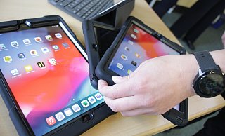 Leitung und Lehrkräfte der der Sekundarschule in Warburg und Borgentreich sehen im Tablet-Computer einen Mehrwert für den modernen, guten Unterricht. Foto: Dieter Scholz - Dieter Scholz