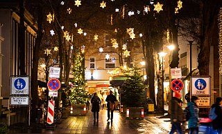 Die neuen Sterne leuchten den Gästen des Weihnachtsmarktes den Weg in die Stadt - noch. Denn wenn die Parteien dem Antrag von Kompass zustimmen, wird es am Schweinebrunnen keinen Budenzauber mehr geben. - Lino Mirgeler