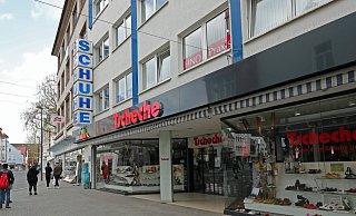 Das Schuhaus Tscheche am Alten Markt musste wie die meisten Einzelhandelsgeschäfte schließen. Nebenan stehen Kunden Schlange, um in einen Drogeriemarkt zu gelangen. - Frank-Michael Kiel-Steinkamp