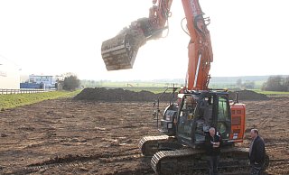 Bis zum Herbst soll das neue Gewerbebauland erschlossen sein. - Burkhard Battran