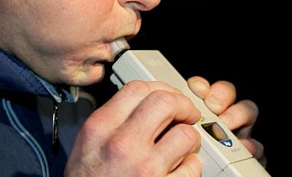 Haben Sie was getrunken? Ein erster Atemtest verlief positiv. - Verfügbar für Kunden mit Rechnungsadresse in Deutschland.