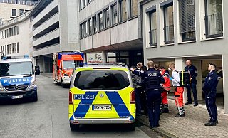 Nach dem Überfall auf das Modegeschäft Lösekann haben Polizisten den Tatverdächtigen fixiert und gefesselt. - Jens Reichenbach