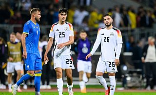 Der Münchner Aleksandar Pavlovic (M) fehlt wegen eines Infekts im DFB-Camp. - Tom Weller/dpa