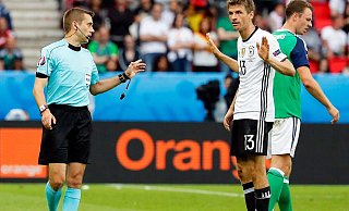 Clement Turpin (L) zeigte Thomas Müller seine bisher einzige rote Karte. - Abedin Taherkenareh/dpa