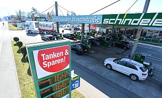 In Österreich tankt es sich in der Regel günstiger - das liegt aber nicht daran, dass die Preise nur einmal pro Tag angehoben werden dürfen. (Symbolbild) - Felix Kästle/dpa