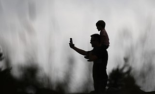 Ob Kinderfotos ins Internet gehören, ist eine vieldiskutierte Frage. (Archivfoto) - Arne Dedert/dpa