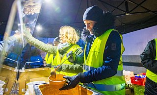 Am Bielefelder Hauptbahnhof gibt es eine heiße Suppe für jeden Bedürftigen. - Mike-Dennis Müller / www.mdm.photo