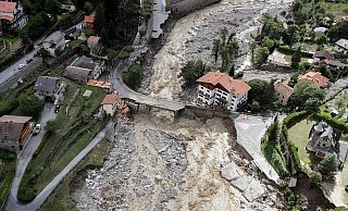 Diese Luftaufnahme zeigt die Schäden, die von schweren Regenfällen und Überschwemmungen verursacht wurden. - Valery Hache/AFP/dpa
