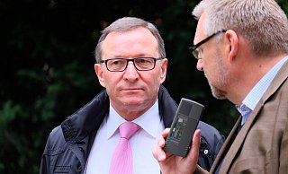 Walk and Talk zur Bürgermeister-Stichwahl 2015: Kurt Nagel (links) im Kurpark damals mit NW-Redakteur Jörg Stuke im Gespräch. - Thorsten Gödecker