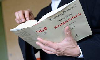 Die Ermittlungen wegen sexuellen Missbrauchs des eigenen Kindes gegen den Vater des Kindes von Elke D. sind von der Staatsanwaltschaft Detmold eingestellt worden. - picture alliance / dpa Die Ermittlungen wegen sexuellen Missbrauchs des eigenen Kindes gegen den Vater des Kindes von Elke D. sind von der Staatsanwaltschaft Detmold eingestellt worden. - picture alliance / dpa