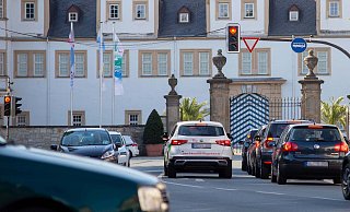 Die Schlosskreuzung ist einer der zentralen Verkehrsknoten in Schloß Neuhaus. Auch hier soll der Verkehr in Zukunft verbessert werden. (Archivbild) - Niklas Tüns