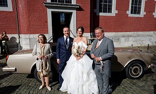 Joe Laschets Eltern - der Politiker Armin Laschet und seine Frau Susanne - posieren nach der Hochzeit mit dem Brautpaar. - Henning Kaiser/dpa