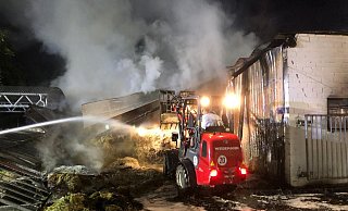 Die eingelagerten Strohballen in der Reitanlage wirkten wie ein Brandbeschleuniger. - Feuerwehr