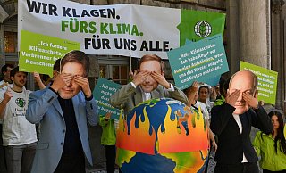 Vor dem Oberverwaltungsgericht Berlin-Brandenburg protestierten Aktivisten der Deutschen Umwelthilfe. - Paul Zinken/dpa