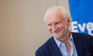 DFB-Sportdirektor Rudi Völler glaubt an das Leverkusen-Triple. - Rolf Vennenbernd/dpa