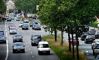 Selbst zu Ferienzeiten ist das Verkehrsaufkommen auf der Bundesstraße 61 hoch. Das Foto zeigt die Kreuzung B 61/Brockhagener Straße, im Hintergrund die Kreuzung B 61/B 513 (Marienfelder Straße) - Andreas Frücht