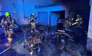 An der Schillerstraße geriet eine Garage in Brand. Die mussten die Einsatzkräfte ausräumen, um an die Glutnester zu gelangen. - Feuerwehr Bünde