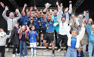 Arminia Bielefelds Traditionsmannschaft feiert den Sieg beim Klosterpforten-Cup in Marienfeld 2025. - Wolfgang Rudolf