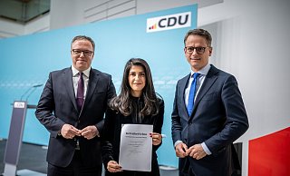 CDU-Generalsekretär Carsten Linnemann (r) und die stellvertretenden Vorsitzenden der Programm- und Grundsatzkommission, Serap Güler und Mario Voigt. - Michael Kappeler/dpa