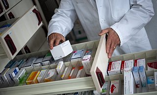 In den Gütersloher Apotheken sind einige Medikamente weiter Mangelware. Neben Mitteln bei Erkältungsbeschwerden betrifft das auch dringliche Medikamente. - dpa