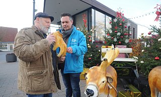 Klaus Kunz und Michael Windhorst sind sauer: Die just neu beschafften Rentier-Figuren wurden Ziel von Vandalismus. - Joern Spreen-Ledebur